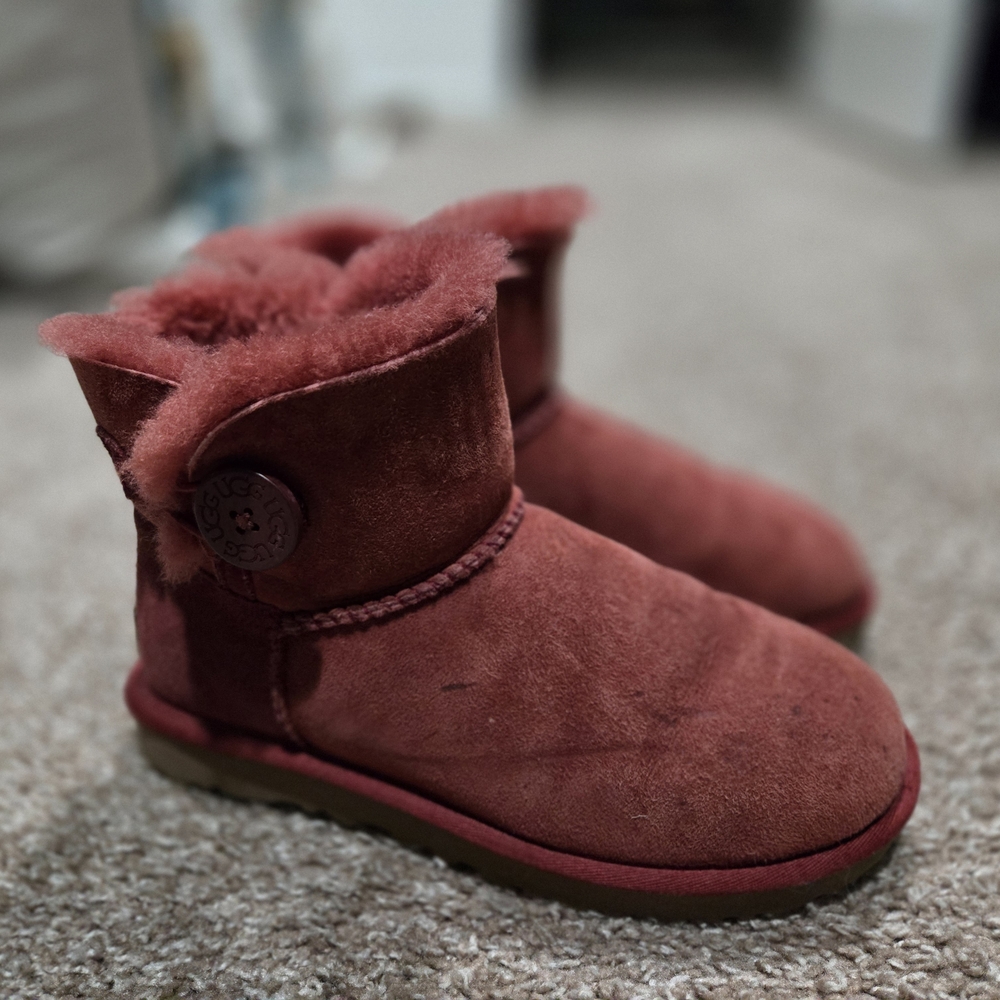 Womens Size 7 UGGS